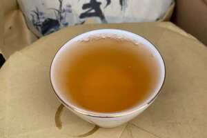05年原料2018年压制的易武纯料饼茶，蜜香甘甜
