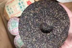 

07年南峤茶厂银针贡饼，一件84饼勐海乔木野