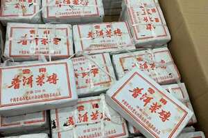 2003年兴海茶厂普洱熟砖，250克/片，4片/扎。