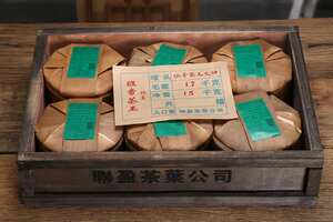 2001年销台班章茶王饼
裸饼白布条，6提木箱干仓存