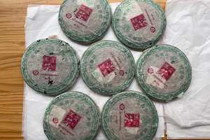 2005年云南古树青饼甲级生普洱茶饼，王霞出品，