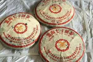90年代橙印大曼吕古树傣文青饼，茶汤厚实、质朴，不浮