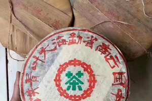 2003年中茶大叶青饼，此茶选用勐海地区古树茶为原料