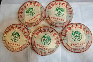 2005年鹏程茶厂古树班章王贡饼杜琼芝之作，条索