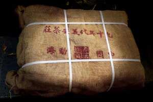 九十年代末·義安茶庄定制茶砖，粗壮的8级勐海大叶为原