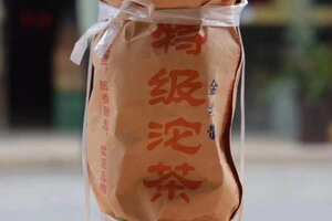 07年凤牌特级沱金丝带500克生茶
，采用临沧凤山的