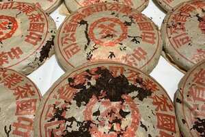 98年380克大饼型油光纸红印熟茶发现深圳美好