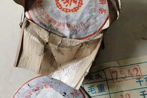 04年小红印青饼生茶，广州头条布朗料压制发现