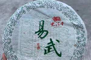 2016年早春易武生茶青饼，357克/片