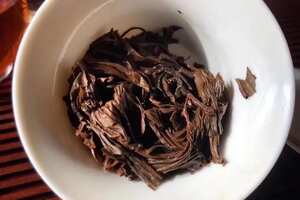 滑竹梁子野生古树红茶，层次感较为丰富，并且还能闻到浓