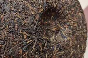 2007年昌泰老陈的茶·布朗
采用传统石磨压制，精