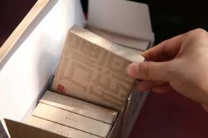 福海2022年方砖
​100克/盒，10盒/大盒，