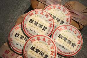 2005年首批马帮进京纪念饼
用料上等佳品，做工精细