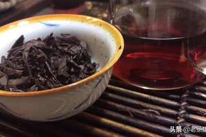 80年代早期中茶青饼，中茶绿印88青7542。昆明摆