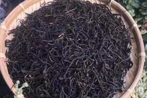 滑竹梁子野生古树红茶，能闻到浓郁的蜜果香气，给予人鲜