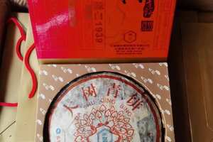 06年凤庆大树青饼，一饼一套礼盒，一饼400克，一件