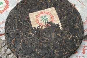 80年代绿印石头饼生茶
因为压的铁故名石头饼。
勐海