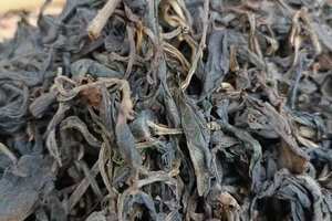 90年代易武正山野生茶，色泽乌黑绿润，茶叶肥厚，条索