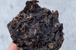 2006年班章古树竹筒茶，重量都是300克/根，条索