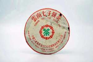2000年中茶绿印老生茶班章料。传统棉纸包装，色