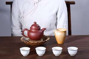 泡茶时紫砂壶与茶杯摆放有讲究