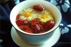 吃红枣枸杞泡茶