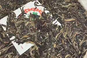 99年中茶水蓝印，勐海茶厂内飞绿印生茶。色泽油润