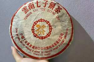 2001年橙印大曼吕古树傣文青饼，条索雄浑有力。