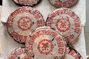 99年（老同志）海湾茶厂裁飞双飞大红印青饼，23年的
