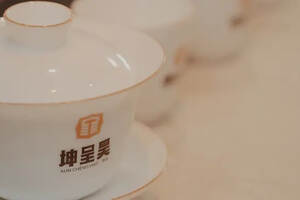 泡茶丨盖碗都有哪些材质？用什么材质的盖碗泡茶更好？