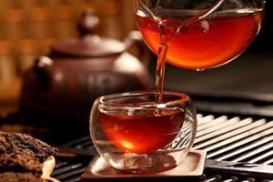 感冒吃药期间可以喝普洱茶吗？（感冒吃药期间可以喝普洱茶吗）