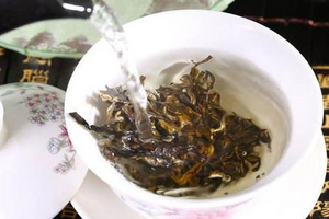 勐海七子饼茶是生茶还是熟茶？饮用有什么功效？