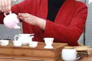 评茶员和茶艺师哪个含金量高_评茶员和茶艺师哪个更好？