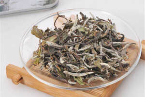 白茶属于微发酵茶，白茶有哪些功效和作用，怎么鉴别白茶的好