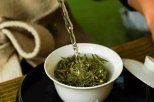 冲泡绿茶的水温是多少度（适宜冲泡绿茶的水温是多少度）