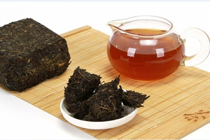 如何鉴别黑茶的好坏：好的黑茶色泽偏黑而有光泽，茶水色橙黄