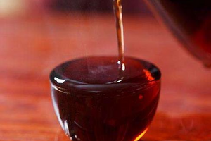 喝黑茶对降低尿酸有好处吗？（喝黑茶能降低尿酸吗）