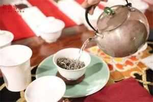 茶与水，银壶与茶水之间的微妙关系