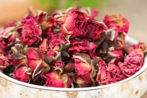 玫瑰花冠和玫瑰花蕾哪个泡茶好（玫瑰花冠与玫瑰花蕾哪个泡水好）
