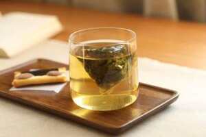 蜂蜜绿茶的功效与作用及禁忌症（柠檬蜂蜜绿茶的功效与作用及禁忌症）