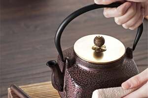 越来越多人用铁壶煮水泡茶，你知道有什么讲究吗？