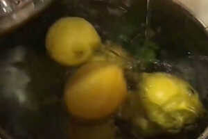 鲜柠檬泡水的正确泡法（柠檬泡水喝的作用与功效）