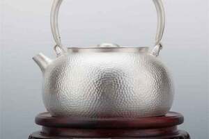 银壶煮茶，饮尽芳华