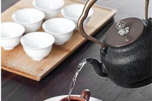 老刘说茶：为什么老铁壶煮水会更甜？