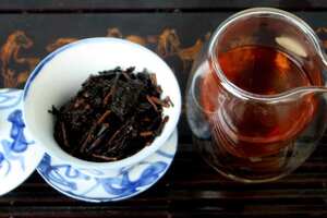 如何正确饮用黑茶（正确了解黑茶怎幺喝，更好的体验“吃盏茶”的清香意境）