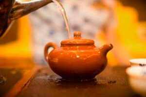 养紫砂茶壶用开水冲还是用茶水冲