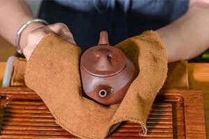 擦紫砂壶用干茶巾还是湿茶巾