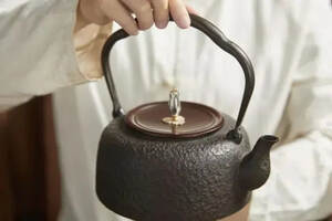 铁壶，泡茶会更好喝吗？（用什么壶煮水泡茶更好）