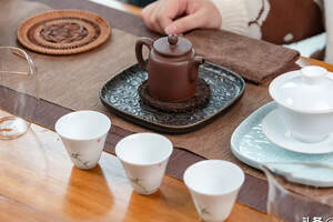 同一款茶，用紫砂壶和盖碗泡差别究竟有多大？