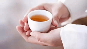 敬茶是国人礼仪中待客的一种日常礼节